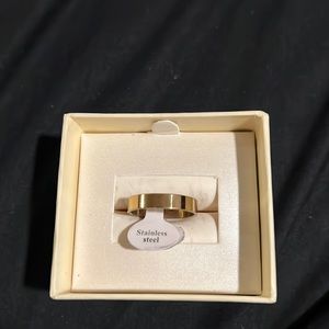 STAINLESS STEEL GOLD TONE SIMPLE WEDDING BAND SIZE 18 = US size 7